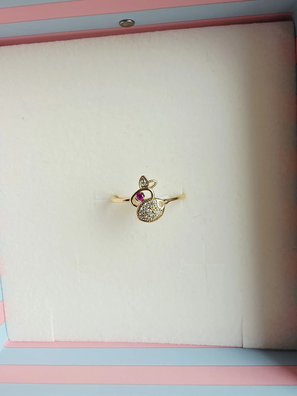 Anillo en tono dorado con piedras claras y rosas, talla 8, Oro Laminado 14k